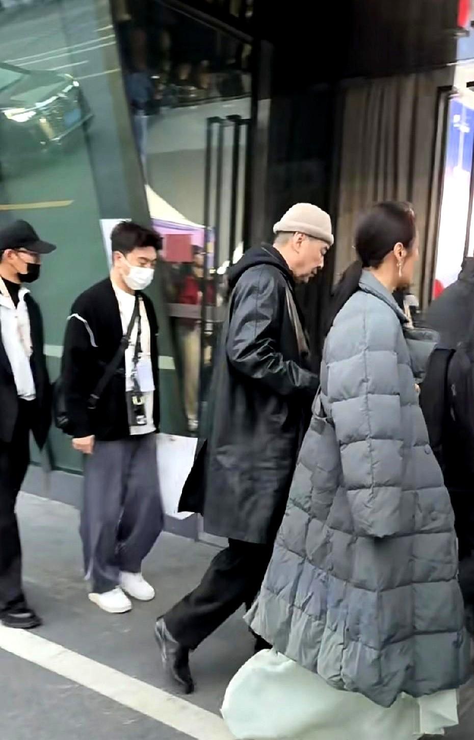 蒋勤勤美得不像话，陈建斌却像个糙汉保镖。最近在成都活动，50岁的蒋勤勤状态绝