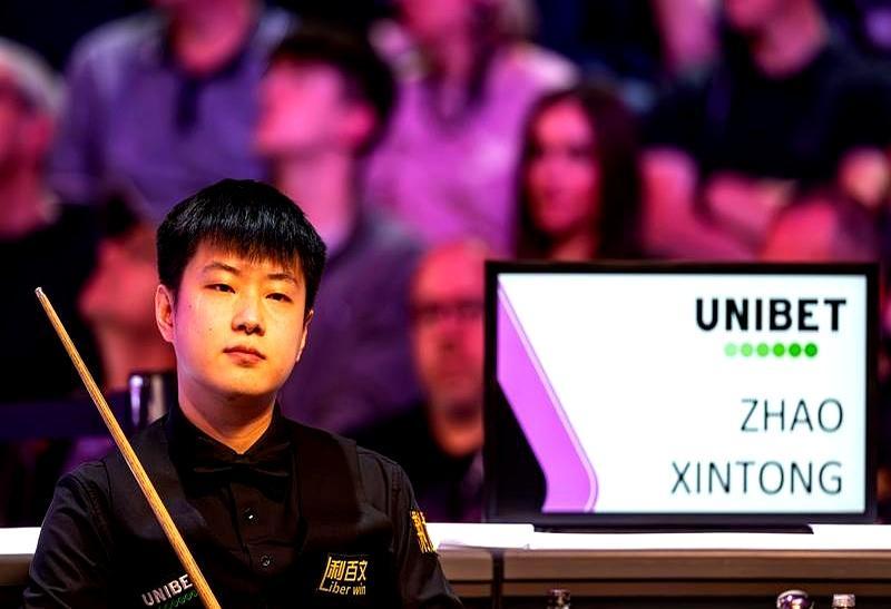 7-7平，希金斯以为还有机会，结果赵心童连一杆上手的机会都没给。比分死死咬