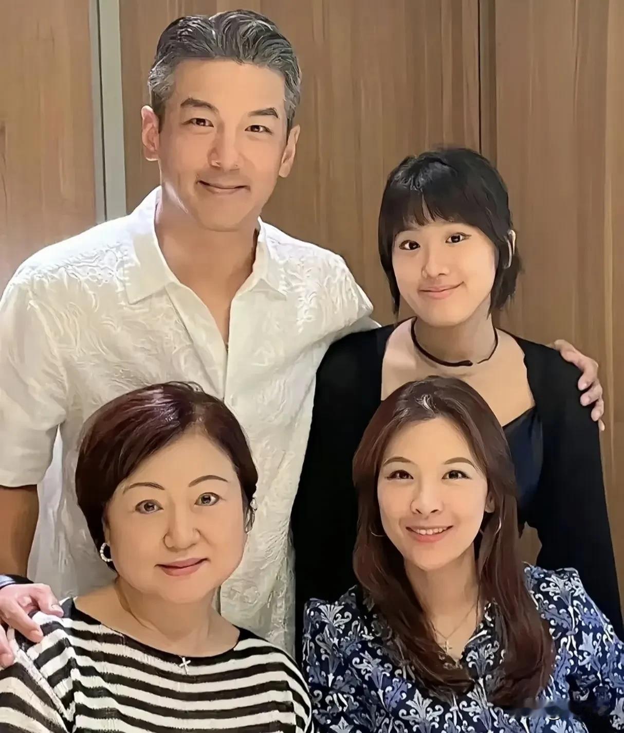 梧桐妹后妈人其实性格挺好，当年她上康熙的时候感觉就是个傻大姐，而她亲爹虽然是个渣