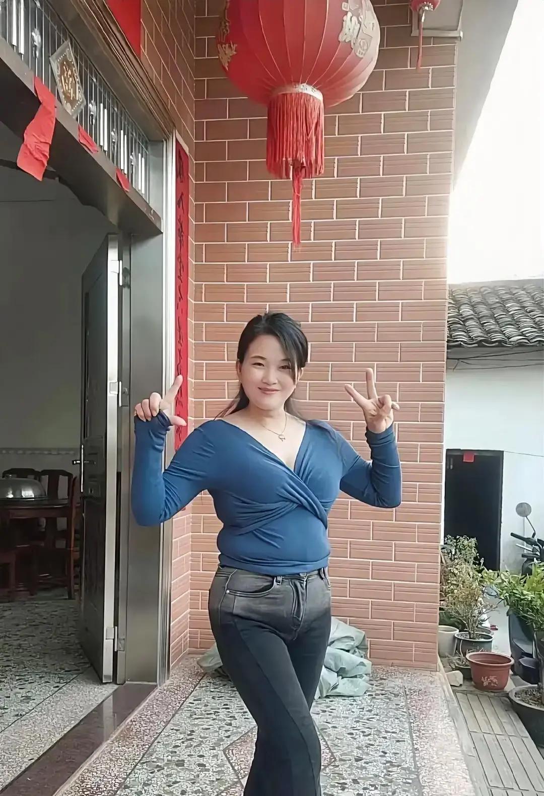 45岁姐姐在公园相亲角挂出手写牌。离异带娃，年薪三十万，要求对方不抽烟不喝酒