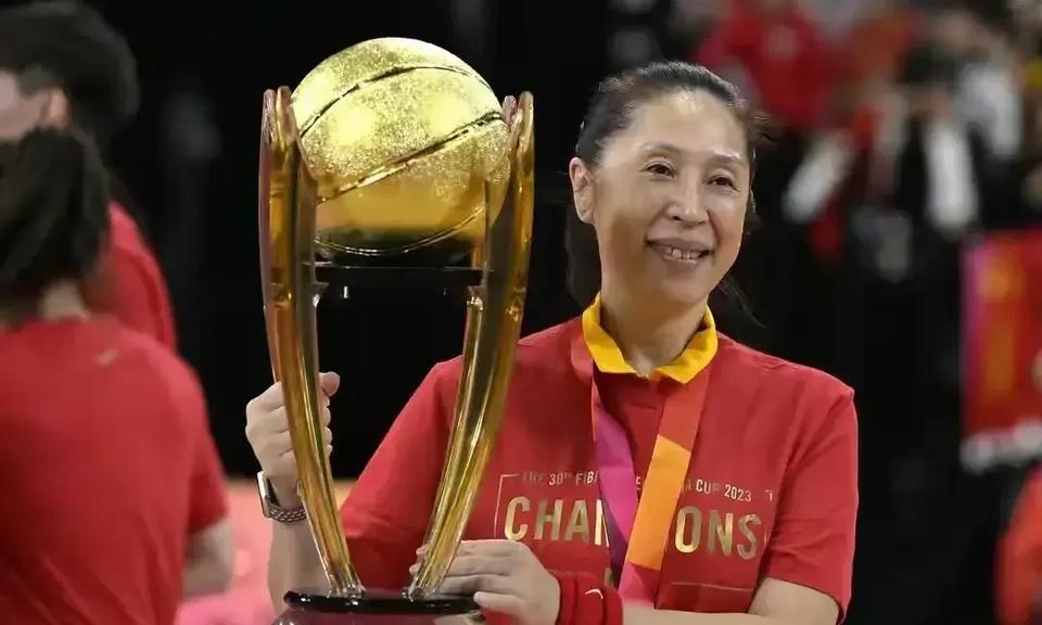 亚洲杯女篮冠军奖杯就长这个样，（见图）2023年7月2日前国家队主教练郑薇率中国
