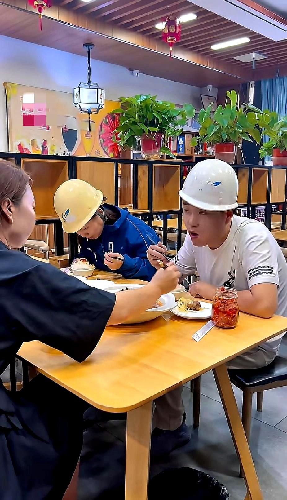 一对农民工小夫妻进店，丈夫只点了一个酸辣土豆丝，说米饭多打一点。吃饭时，丈夫将