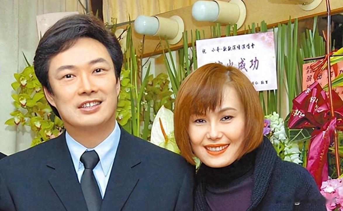 费玉清没结婚，江蕙早封麦，两人住淡水却从不同框。他们四十多年没拉过手，却连花篮