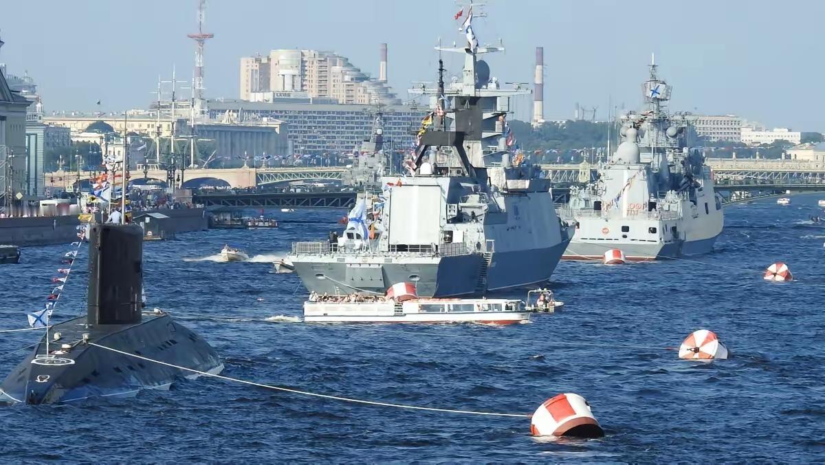 美军舰追着油轮不松口，俄罗斯急眼了，准备潜艇迎接。俄罗斯潜艇舰队