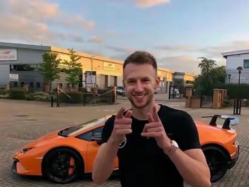 他用球杆划开的不是球路，是金矿的矿脉。特鲁姆普俯身击球时，台呢下面是流动的英镑