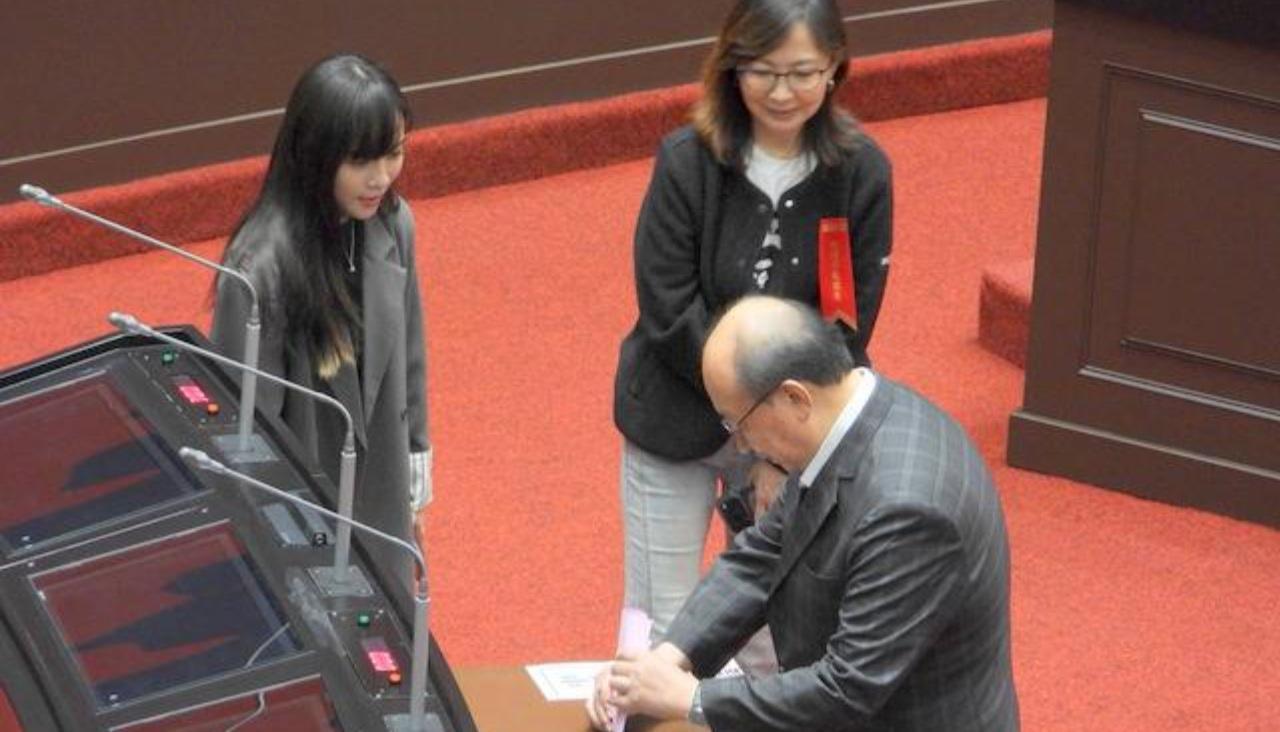 久未露面的民进党立委柯建铭今天上午10点多现身台立法机构议场，柯建铭投票以后签名