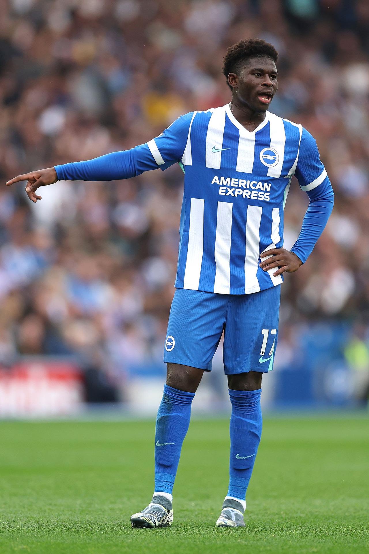 【曼联中场重新洗牌】据《太阳报》爆料，曼联正在为下个夏窗的中场重大重组做准备，红