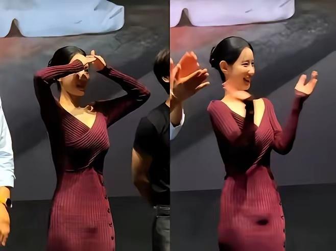 韩国女星申知原去首尔参加电影首映礼，穿了条毫无余量的紧身针织裙上台，下身凸出，犹