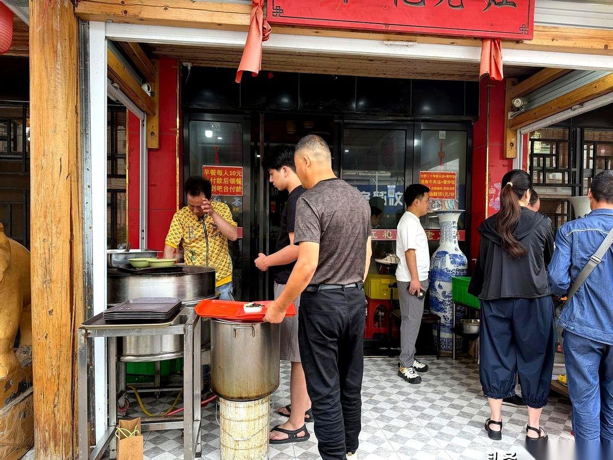 安徽出了两个狠人，直接把“便宜没好货”这块旧招牌给砸了。一个在定远，卖10块钱