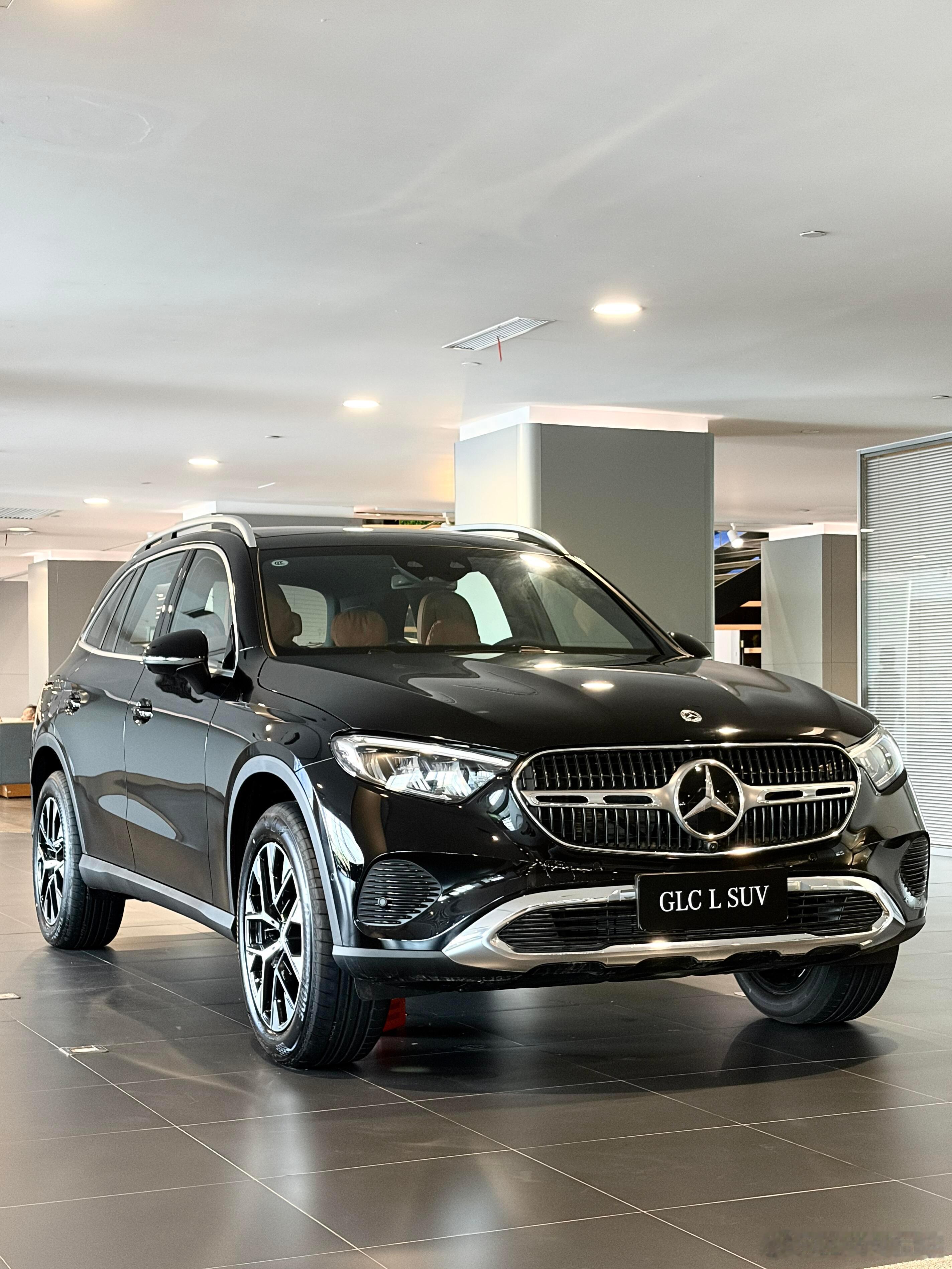 奔驰GLC：豪华中型SUV的实力标杆🚗✨奔驰GLC是奔驰家族的核心中型豪华SUV，目前燃油版202