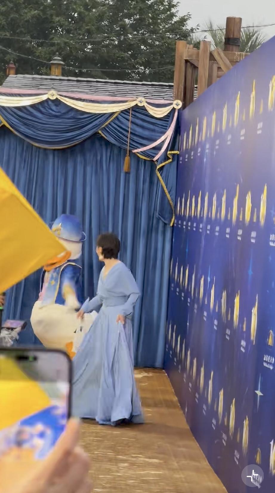 6月15日，孙俪参加上海迪士尼10周年庆典活动，她穿了蓝色的低V裙子并不性感，眼