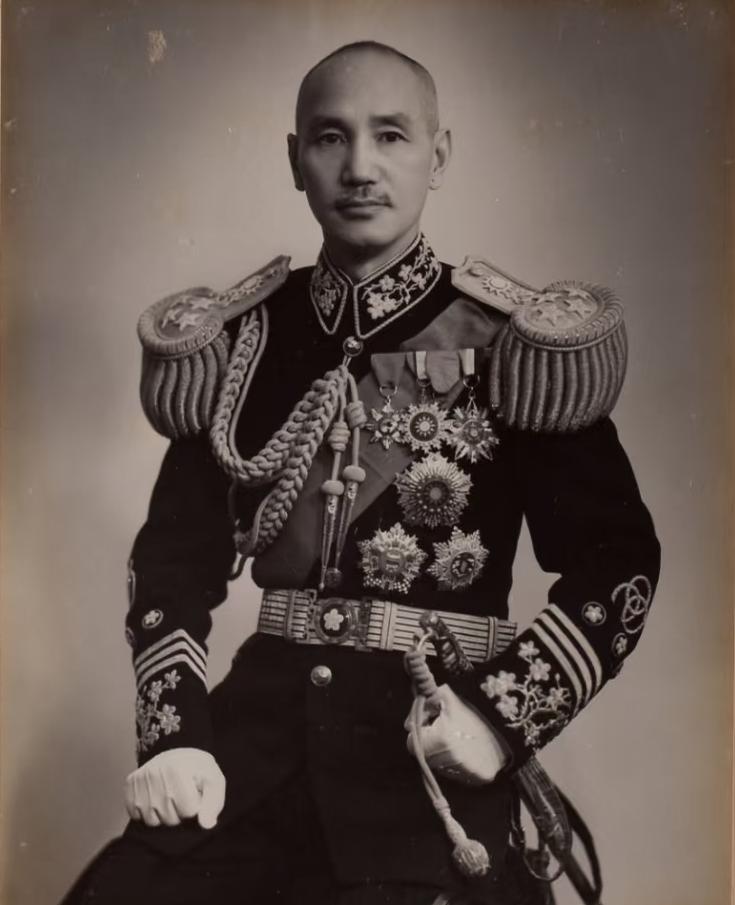 蒋介石军衔为特级上将，全民国只有蒋介石一人获授。对应的，他还有一套特级上将大礼服