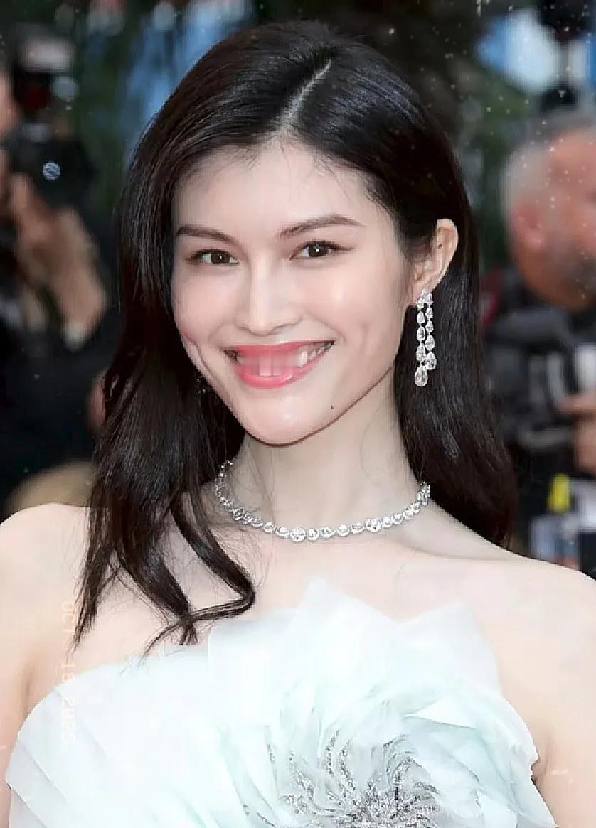 看了何穗的婚姻经历，我沉默了，​​原来与陈伟霆是她第二次婚姻，第一次结婚