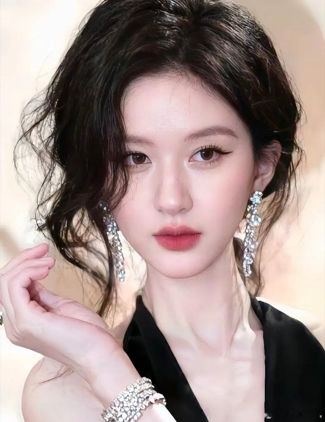 1、赵露思这是要单飞啦？最近有眼尖的网友发现，赵露思工作室账号简介把原经纪公司“