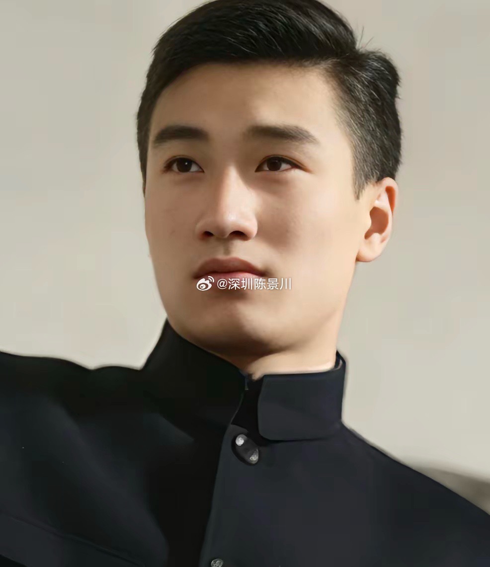 年轻时的谢贤与他母亲年轻时太像了。谢贤的外形和性格及潇洒的处事态度，都是遗传于母