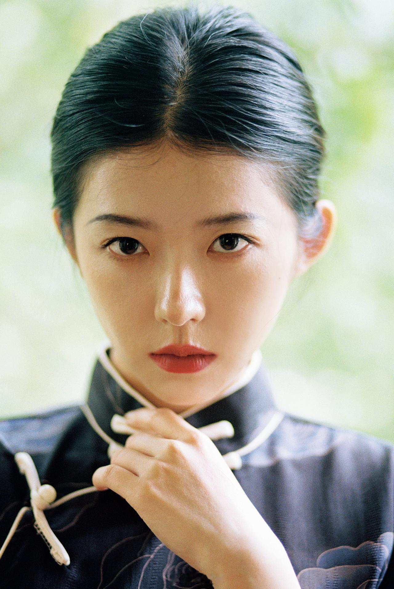 何蓝逗旗袍写真：几许墨韵，疏影承静！