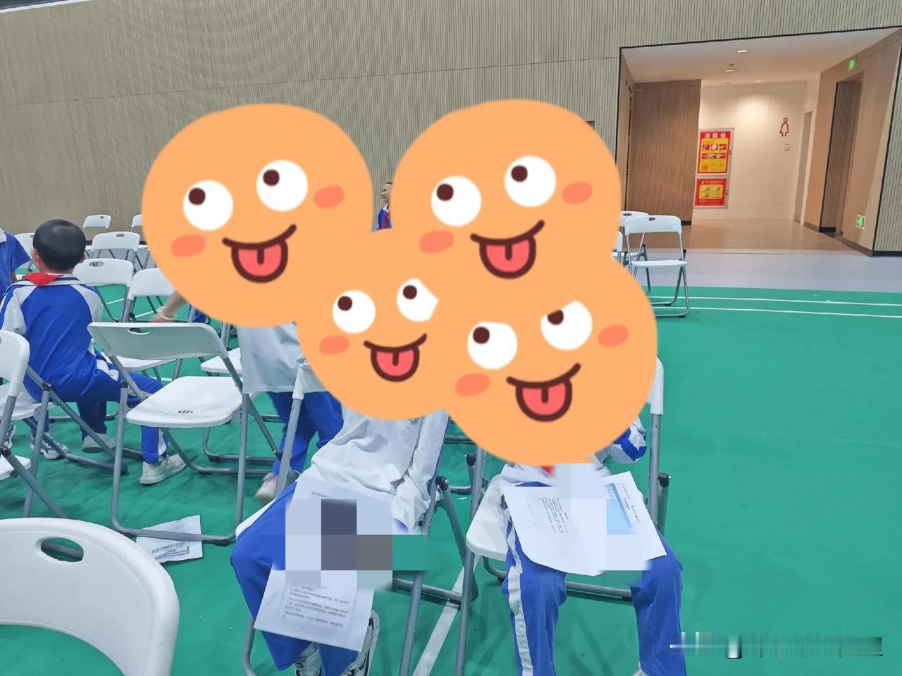 学校组织打疫苗，笑哈哈。家长带去社康打疫苗哭哈哈。大家的娃是这样的吗？今天学校