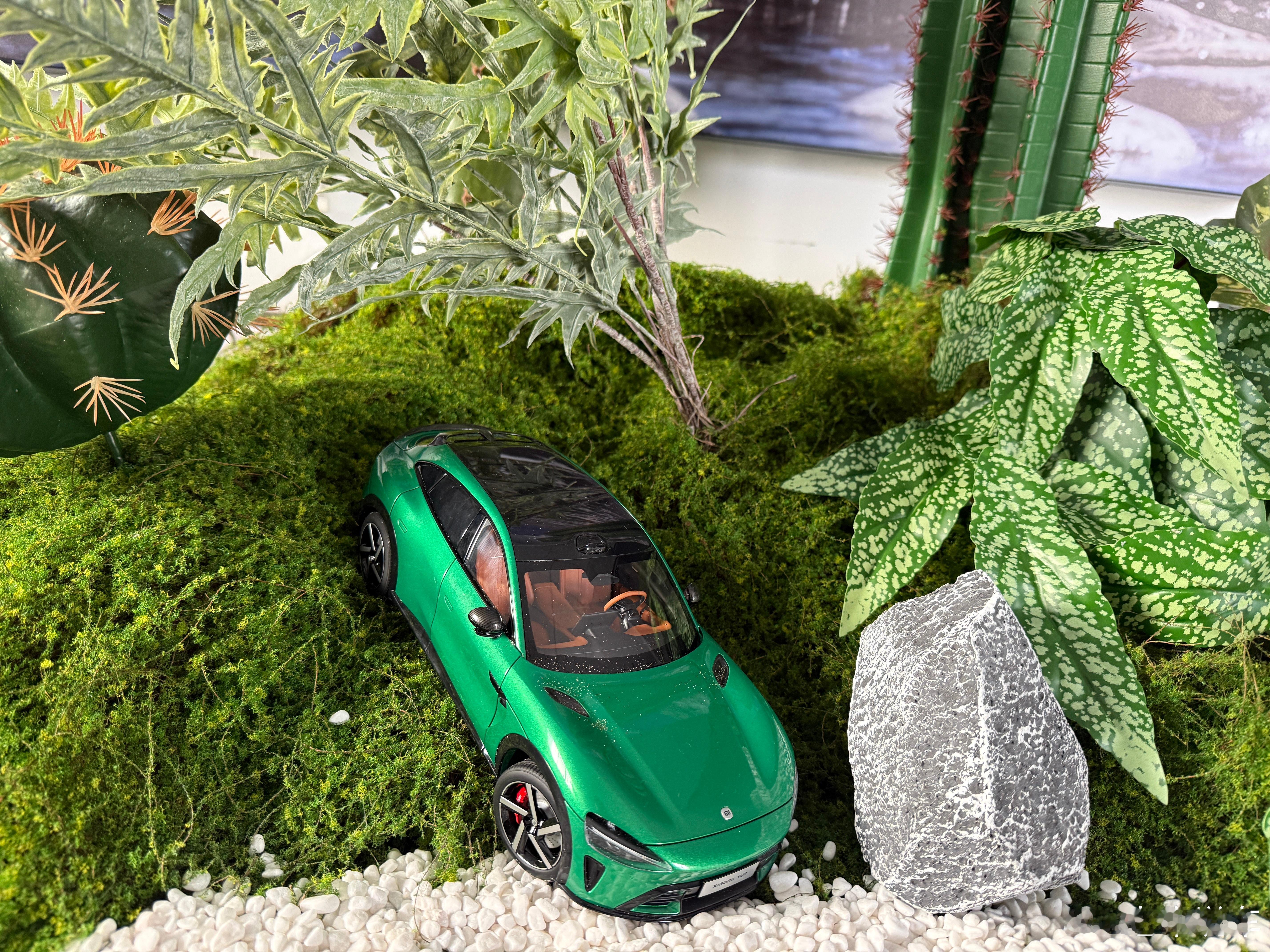 才发现小米yu7的车模居然做的也很精致，这不比直播间展示的那个十几万的车模的