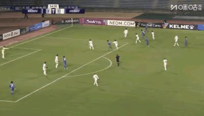 真诡异！韩鹏飞这个冒顶，简直是个奇迹，可以丰富自己在蓉城的史册。老韩身高1.