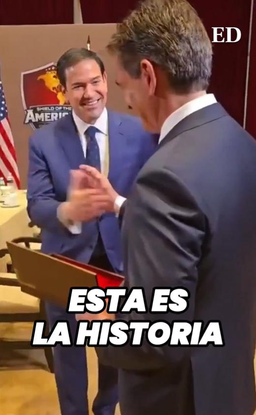 1990年，白宫。时任玻利维亚总统帕斯，送给老布什总统一枚家族金十字架。老布