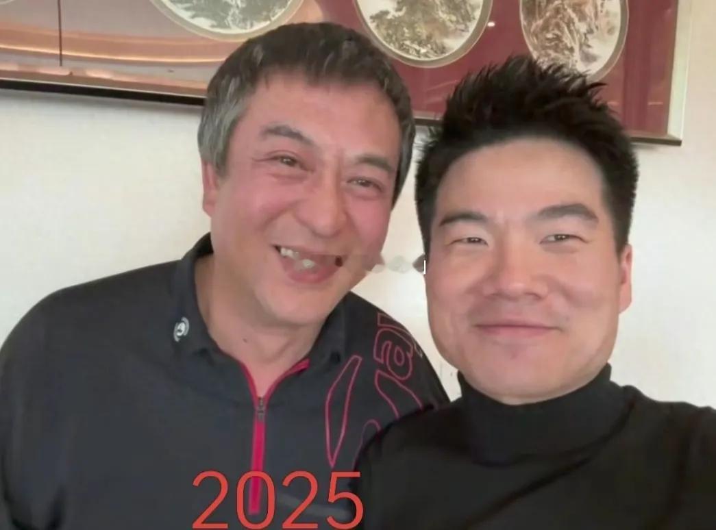 张嘉译带老婆西安过年，除夕之前还理了头发，没想到张嘉译老的这么厉害，但最起码不弯