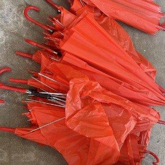 45把写满名字的破伞，被“七天无理由”退回去了苏州一家委会，网购45把雨伞，