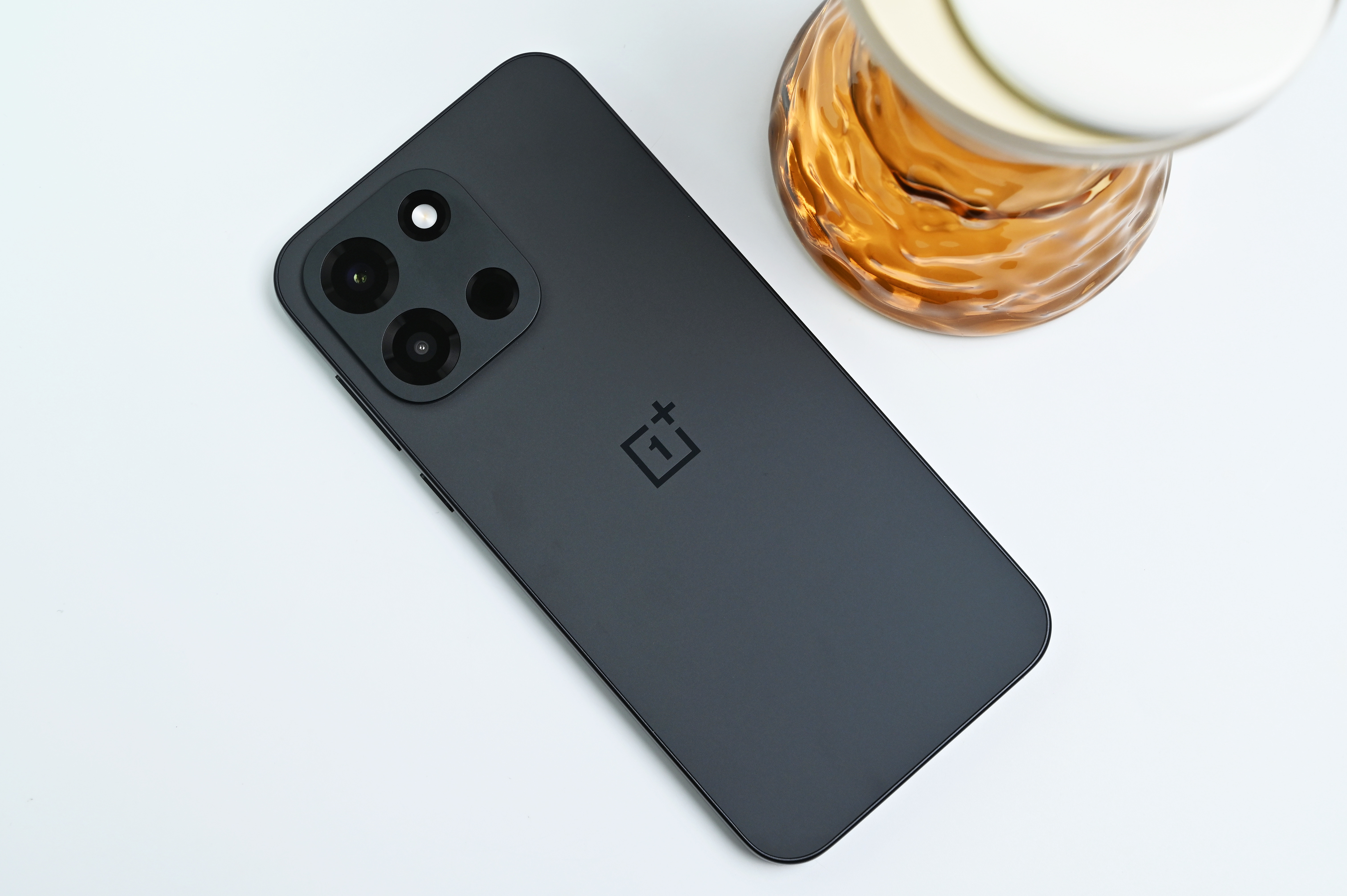 一加Turbo6独行黑图赏，外观质感非常不错，而且怎么感觉果里果气的