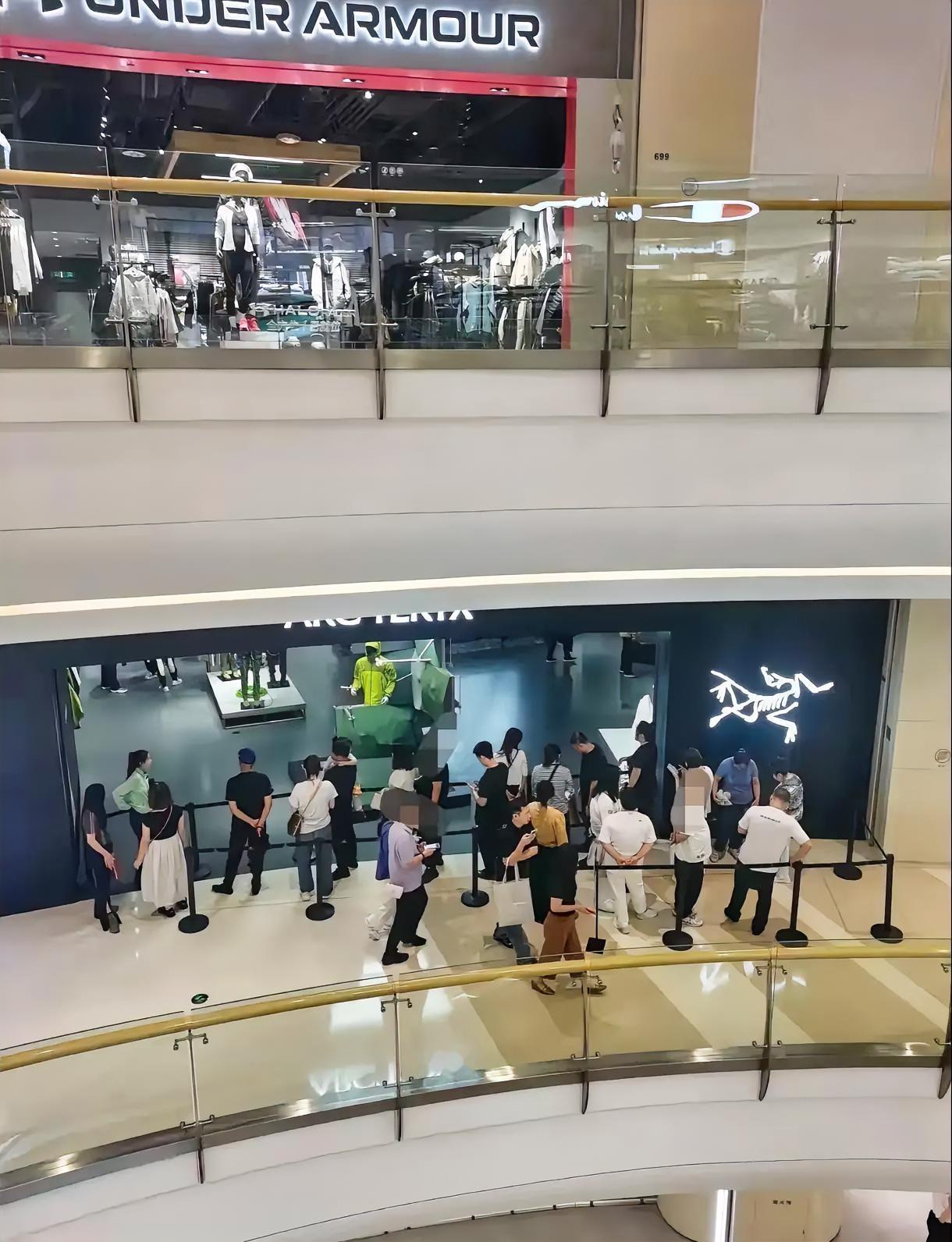 始祖鸟的惩罚终于来了！​因为蔡国强烟花秀事件，始祖鸟又被推到了风口浪尖。作为冲