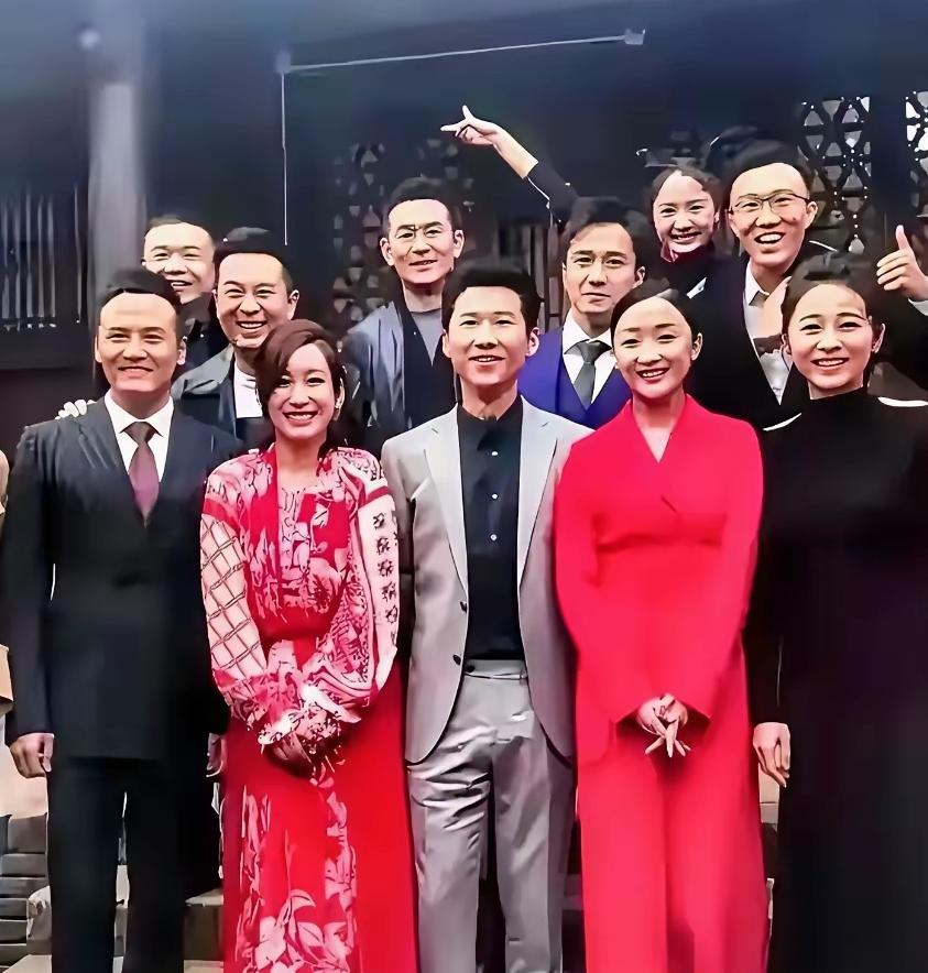 这张老合影太有年代感！左边四位一眼就能认出来，剩下几位却一时叫不上名字。后