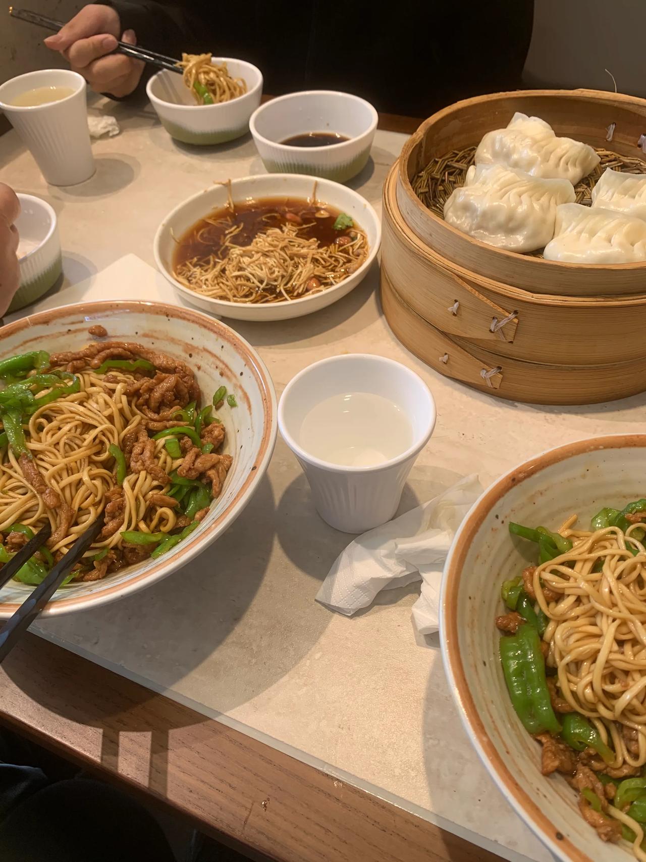 在小县城里面，活得最舒服的一批人1.夫妻至少有一个在体制内2.工资6000