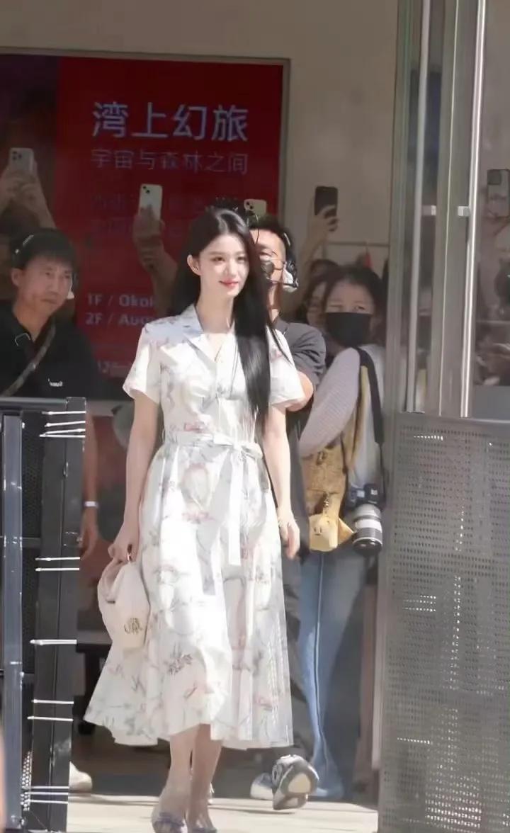 谁能想到意外绊了一下，反倒直接拍出氛围感神图！整个人清新脱俗，氛围感直接拉满，