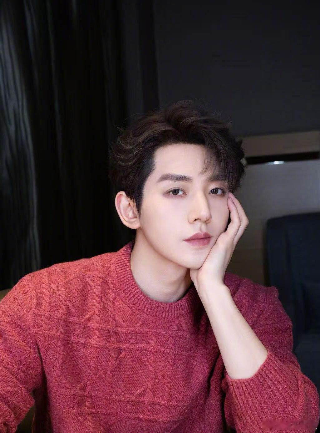 邓为红在2026终于等到邓为央视跨年的红毛衣造型，这状态简直“红”出屏幕！还