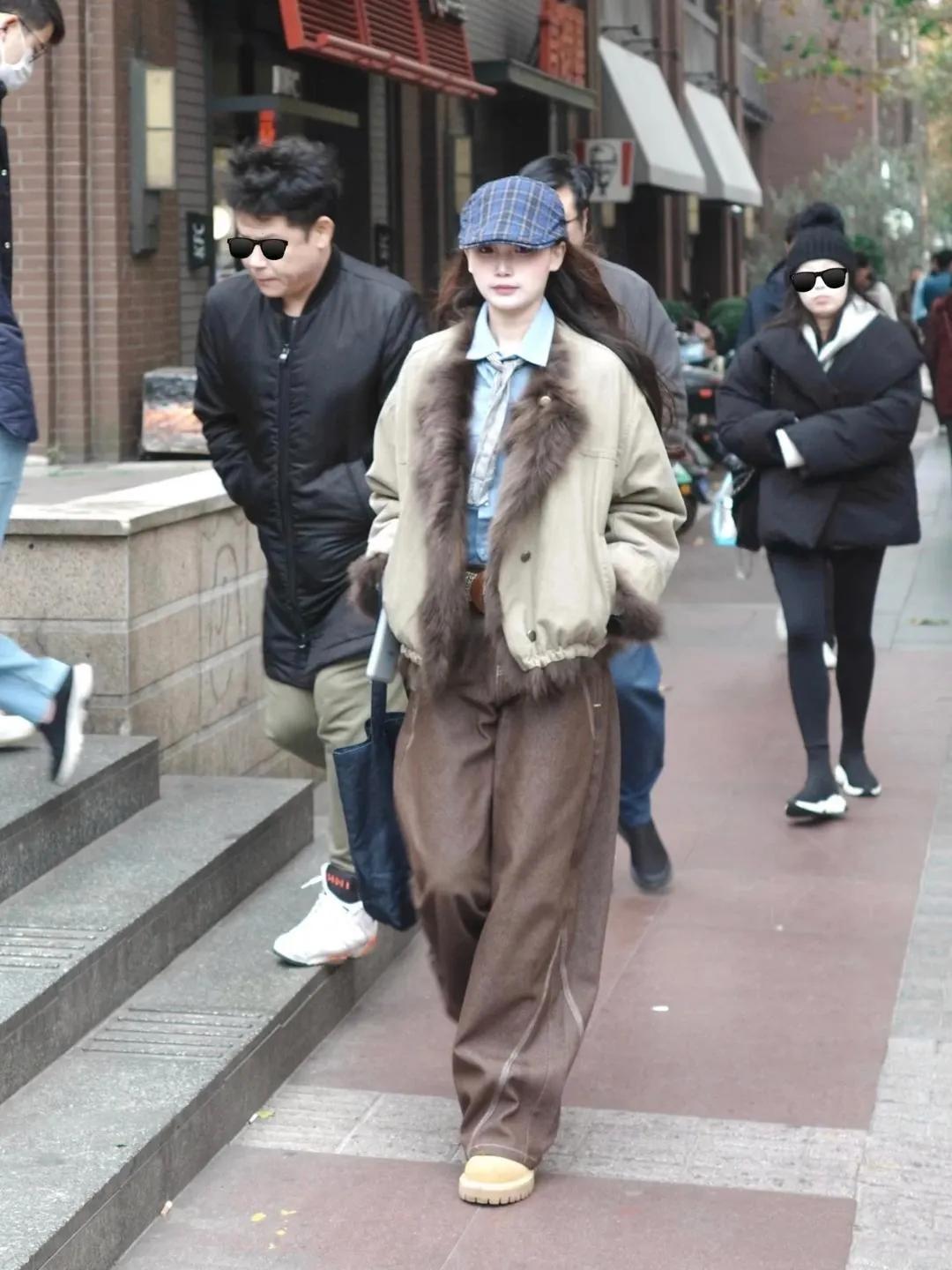 街头少女穿搭太吸睛，青春元气拉满魔都街头的少女穿搭太戳人！毛领外套、皮草马