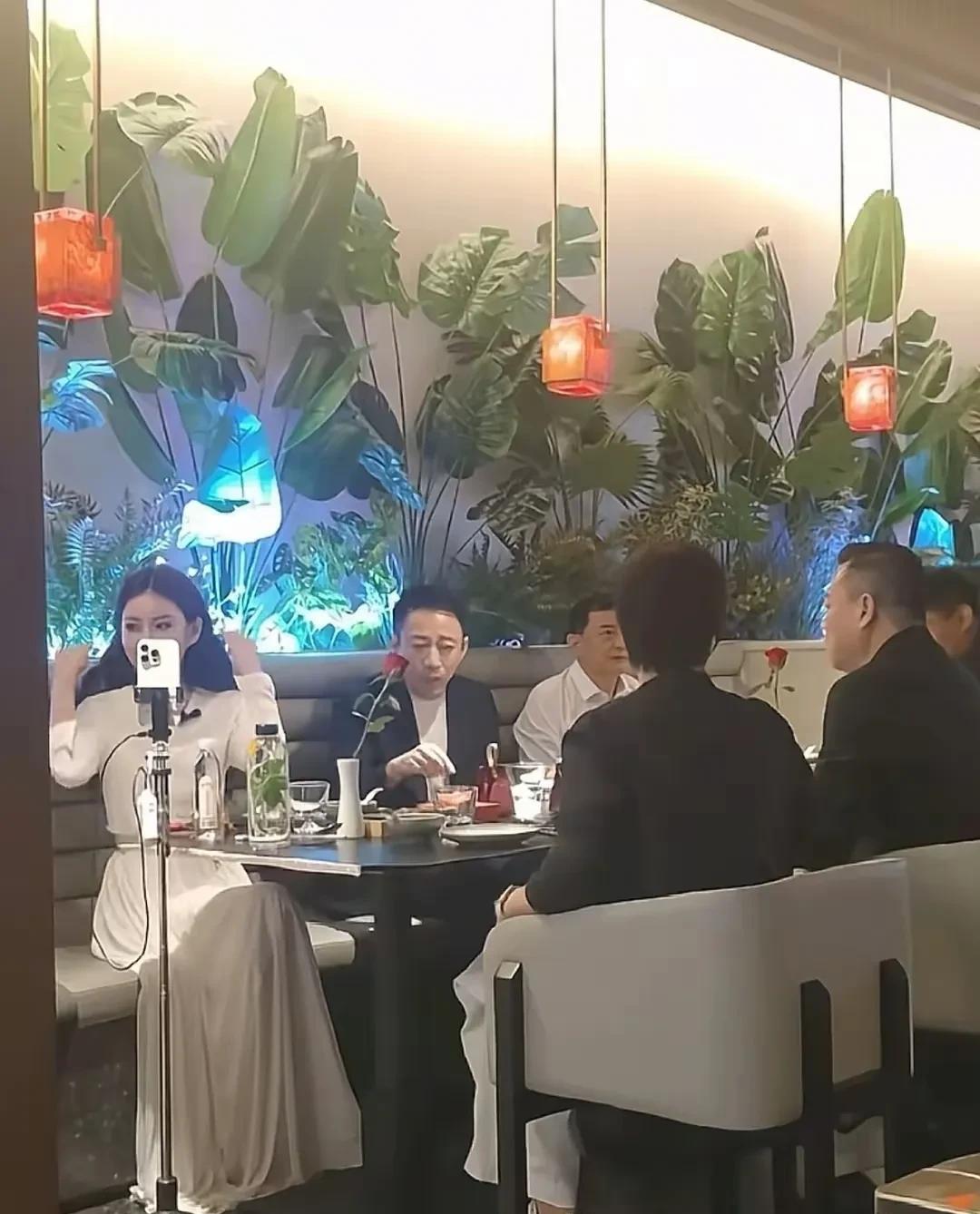 据说马筱梅参加新店开业穿的这身长裙价值五位数明明都拖地了可她丝毫不在意陪