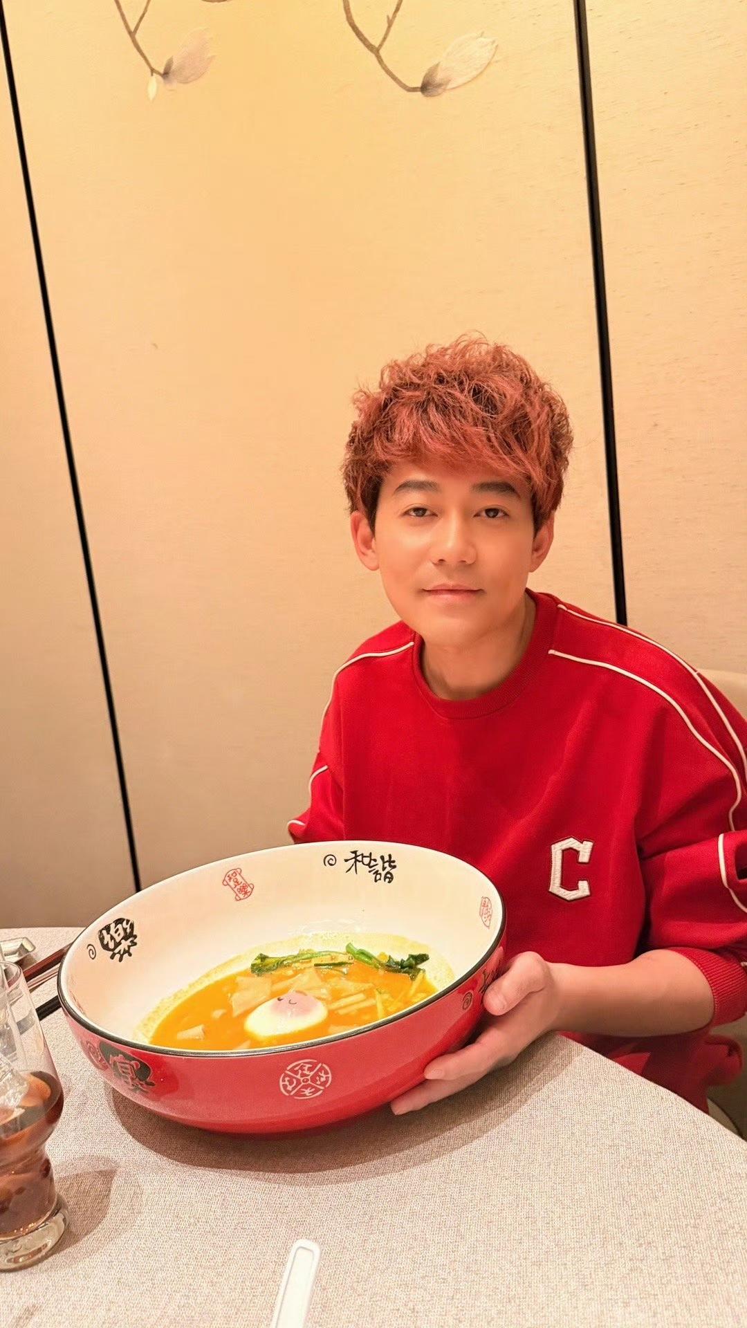 苏醒过生日吃了这么大一碗面。裂哥发微博说自己那天吃了一大碗面。去过西安就知道