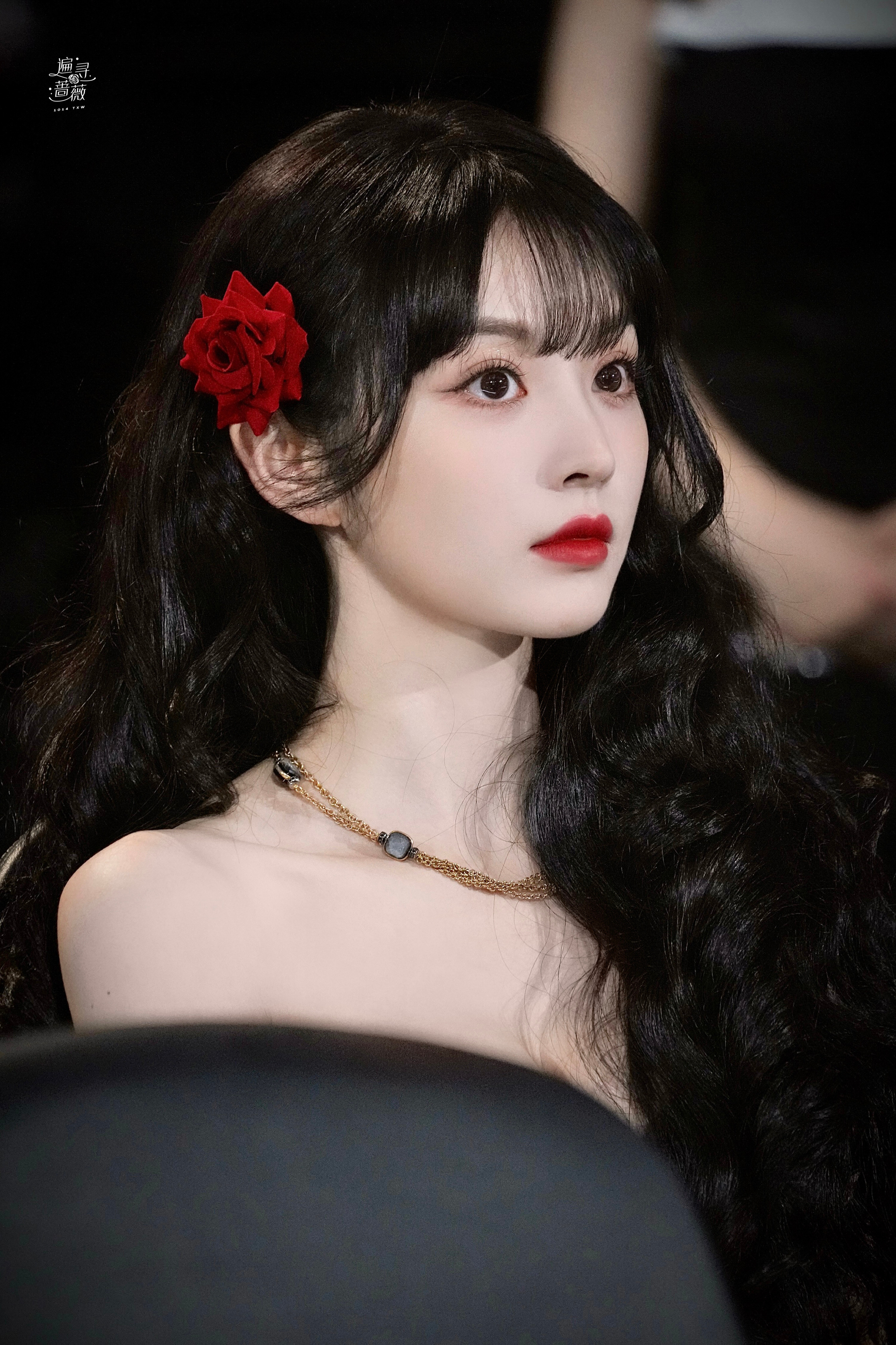 田曦薇黑裙紧裹着她的丰盈，腰肢细得能一握，每一处起伏都像在撩拨视线。