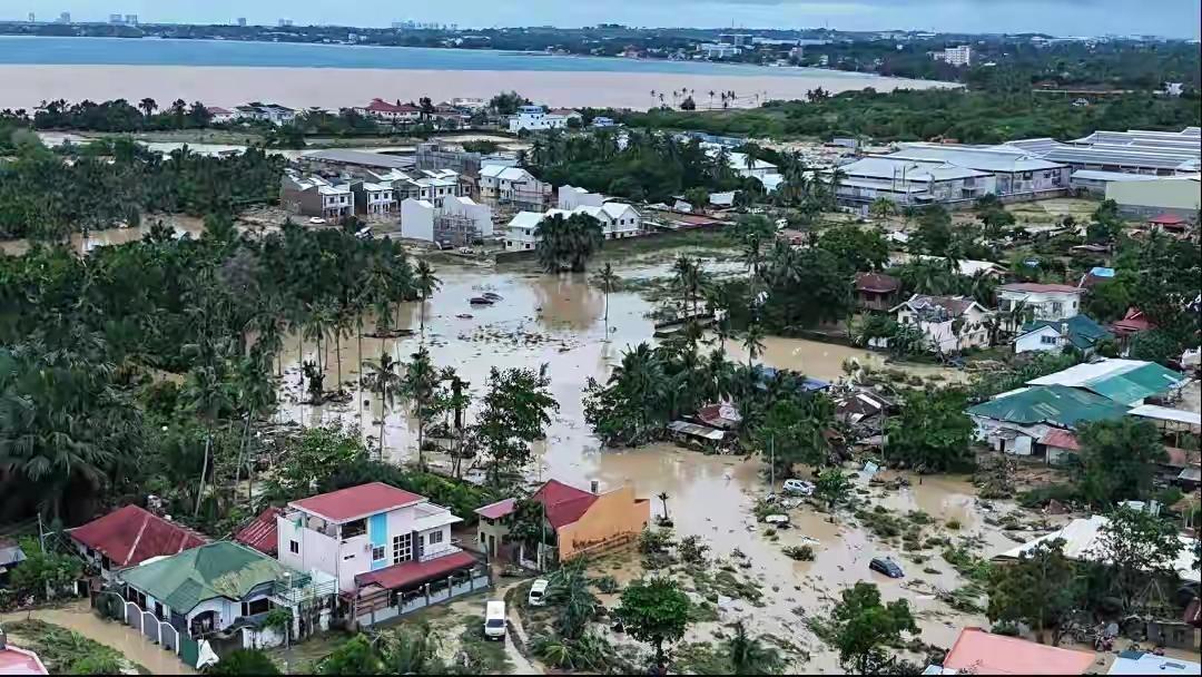 菲律宾的61个市镇陷入黑暗，台风