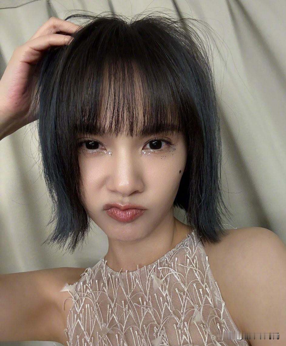 被41岁杨丞琳短发造型惊艳到了，俏皮的噘着嘴，像是一个长不大的小孩。离第一次