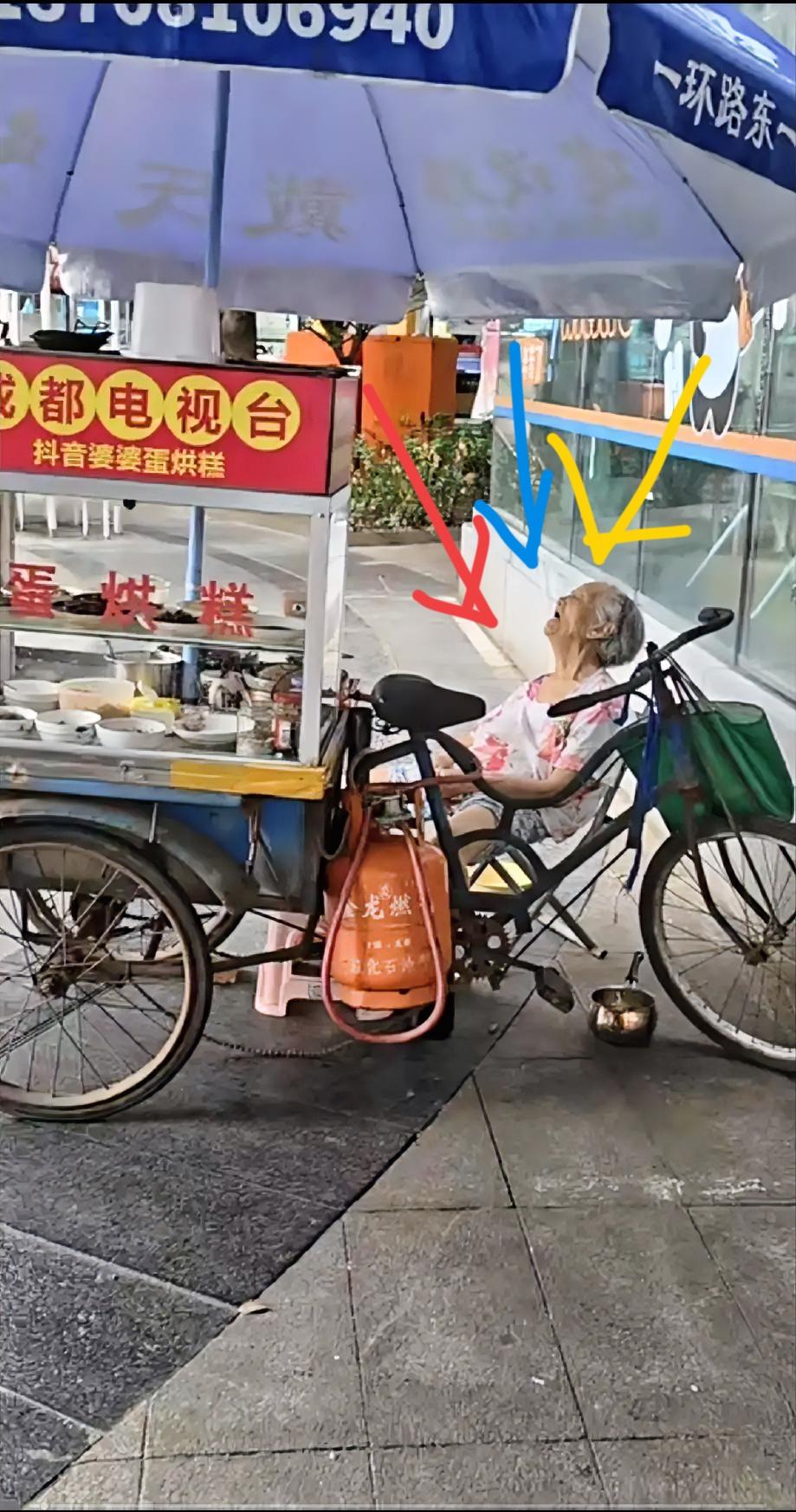 这个“蛋烘糕老登”最终还是塌房了，早在昨年就有网友吐槽，说她东西卖的贵，而且
