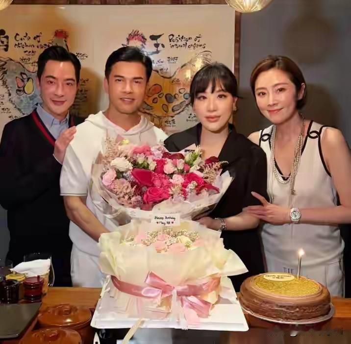 吕良伟年近七十依旧身姿挺拔、精气神满满，看上去比实际年龄年轻数十岁。过得真年轻，