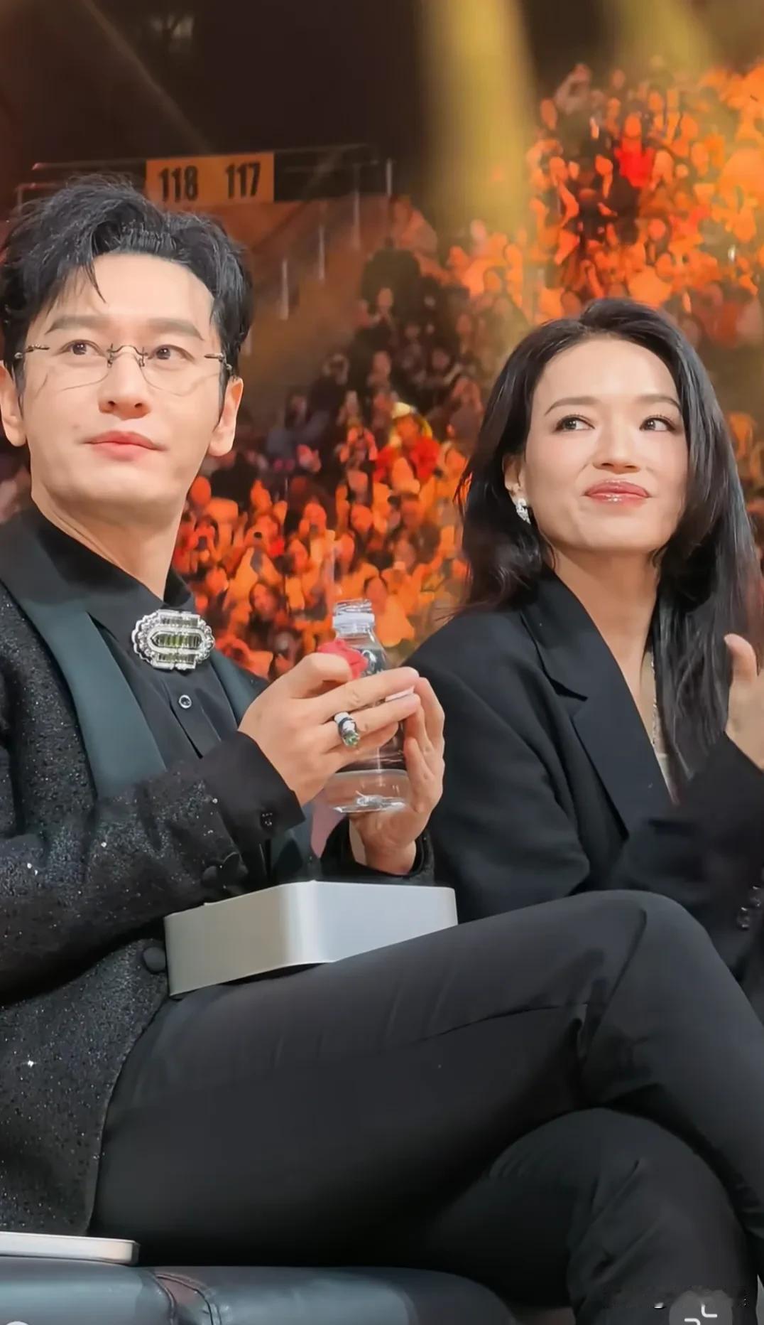 现在看来，黄晓明才是男星保养的天花板啊！他和舒淇一起参加活动，舒淇年近五旬，依