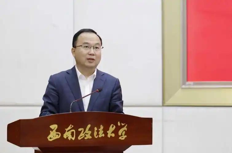 西南政法大学的开学典礼上台下响起了经久不息的掌声。当校长林维讲完龚宝冬的故事，