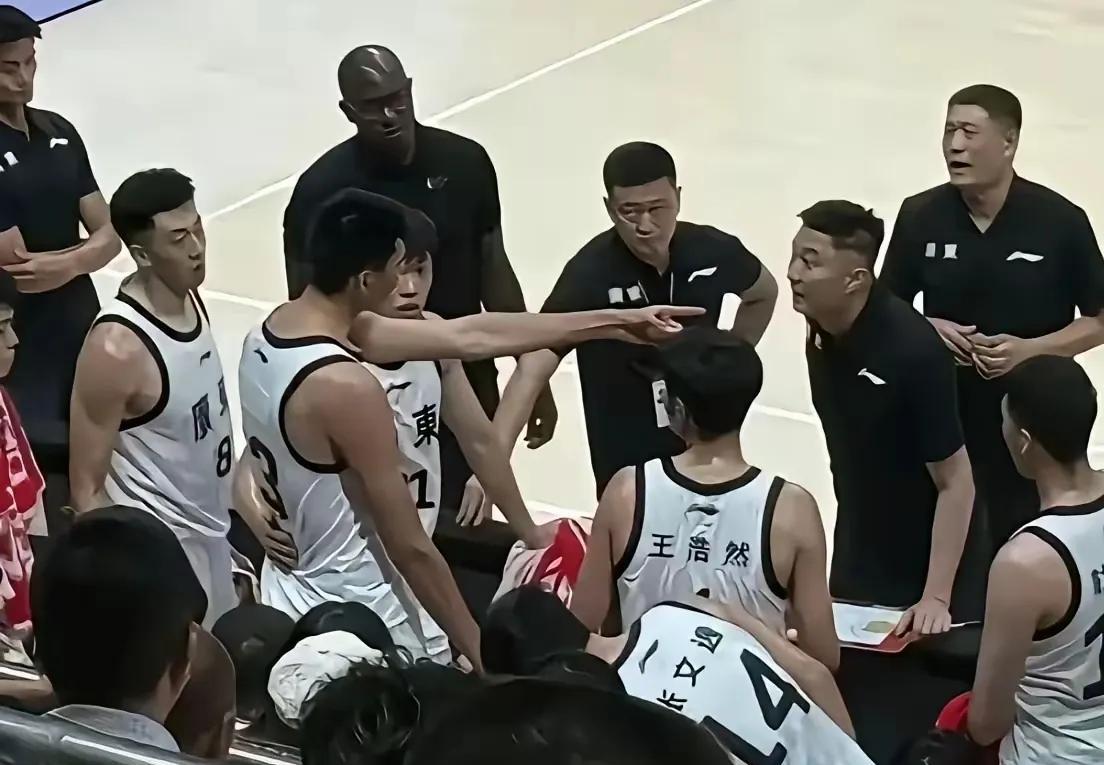 杜锋指导太直白，竟然当着徐昕的面不让持球队员传球给他——私下揣测，杜锋此话没毛病