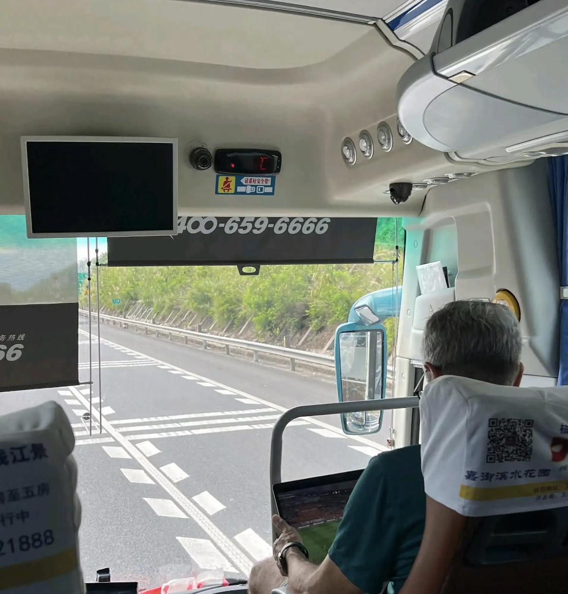 北京国安主教练塞蒂恩也真是敬业啊，他在大巴车上，居然还在研究比赛。这位前巴萨主教