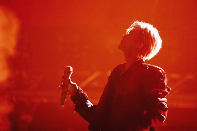 易烊千玺拆封易烊千玺在山的轮廓里被托起易烊千玺拆封，易烊千玺在山的轮廓里被托起