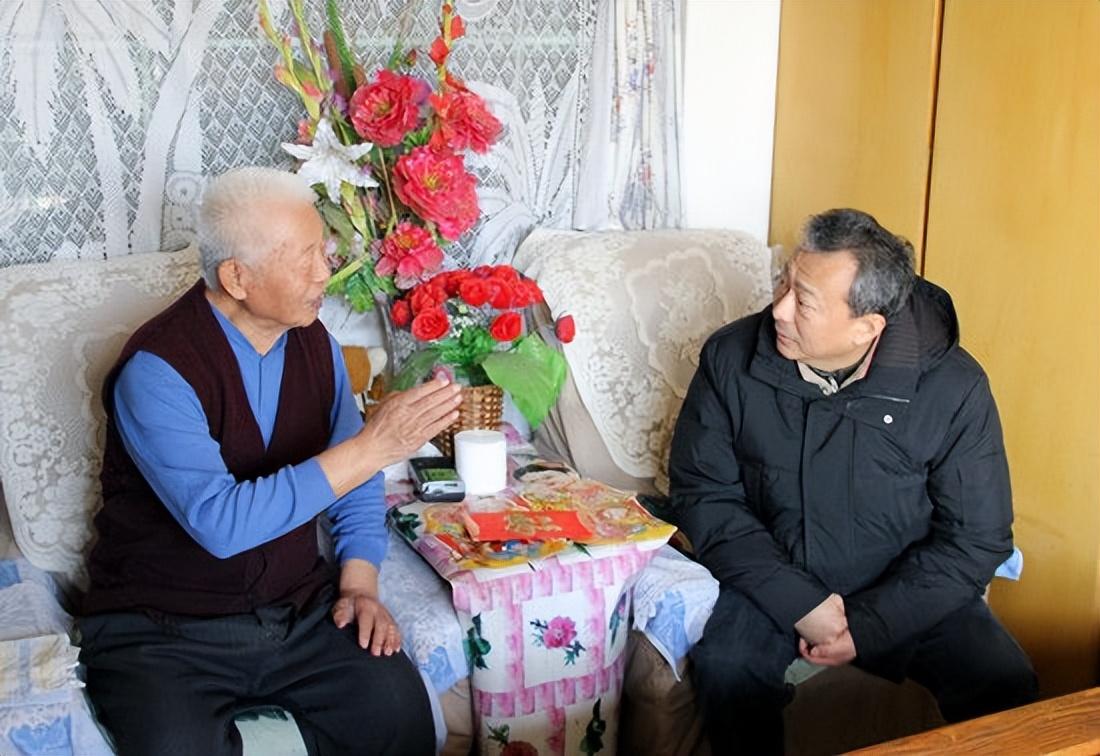 评退休后单位过节不慰问之议。有人说退休后单位过节不慰问“不合理”，劝一句“退休