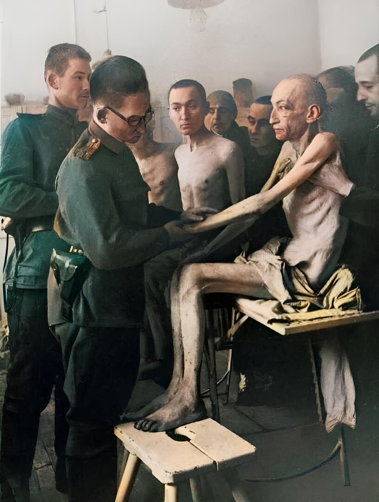 这是1945年2月苏军解放奥斯维辛集中营后清点被关押的犹太人。这些犹太人在集中营