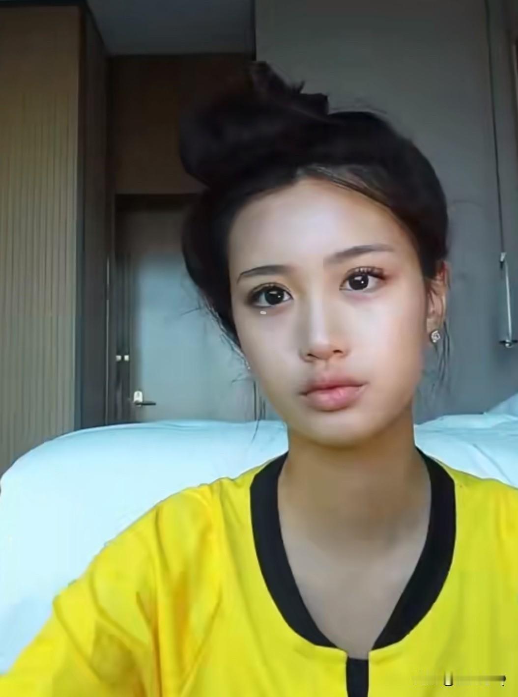 钟丽缇小女儿Cayla在社交平台分享自己化妆技巧，动作娴熟，妆容成熟，真的一点也