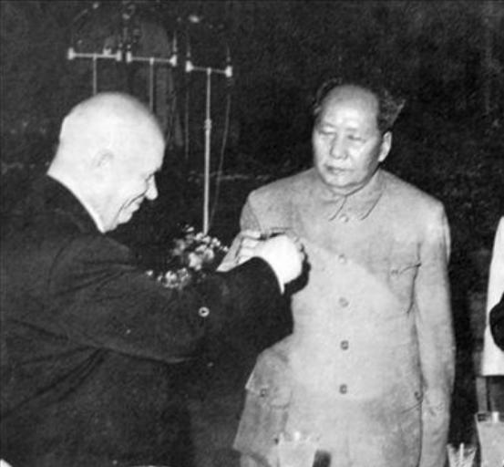 1958年，毛主席当面怒骂赫鲁晓夫，还瞪了他一眼，赫鲁晓夫问翻译：“毛泽东刚才是