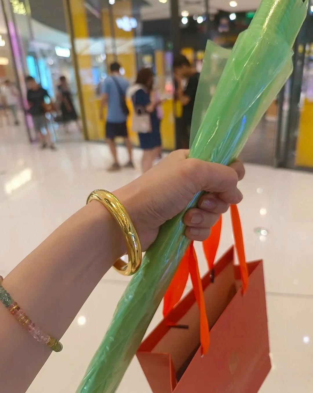 11月3日，金价算是彻底乱套了！一只100克的金镯子，随随便便就是11万块